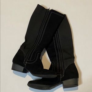 Black Gloria Vanderbilt knee high boot. Size 8